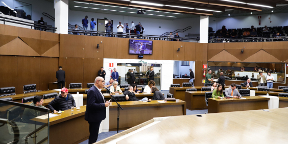 Vereadores no Plenário Amintas de Barros; Maninho Félix fala ao microfone.