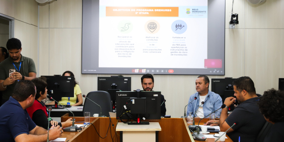 parlamentares e participantes presentes em audiência pública na câmara municipal de bh