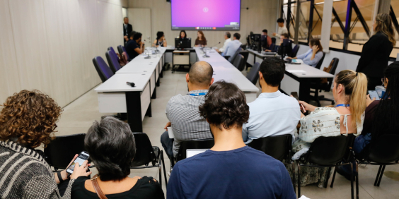 parlamentares e participantes presentes em audiência pública na câmara municipal de bh