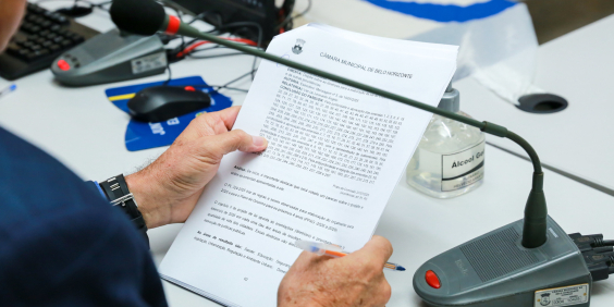 Mãos seguram documento 