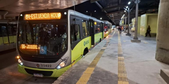 ônibus de transporte coletivo parado ao lado de estação
