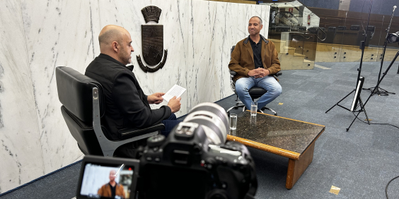 O jornalista Alessandro Duarte entrevista o vereador Wagner Ferreira