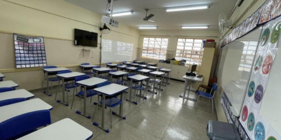 sala de aula de escola pública vazia, apenas com o mobiliário