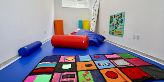 Sala com materiais lúdicos para crianças