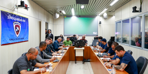 parlamentares e participantes presentes em audiência pública na câmara municipal de bh