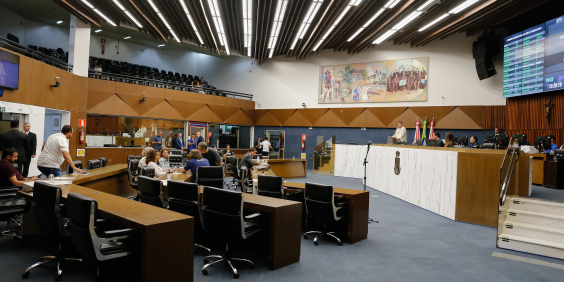 parlamentares presentes em reunião plenária da câmara de bh