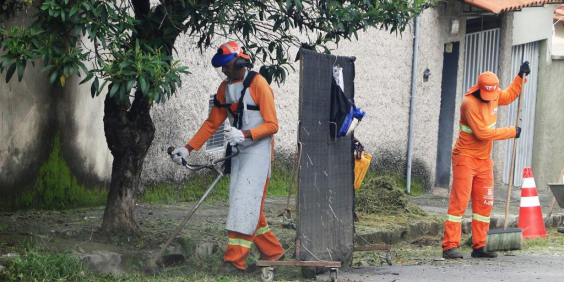 profissionais de limpeza fazendo capina de via pública