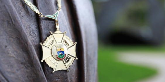 Pessoa usando medalha 