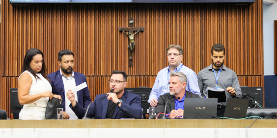 Vereadores realizam sorteio no Plenário Amintas de Barros