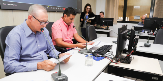 Vereadores no Plenário Helvécio Arantes