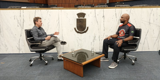 O jornalista Carlos Freitas entrevista o vereador Cleiton Xavier no Plenário Amintas de Barros
