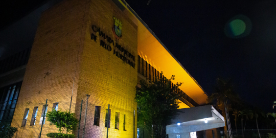 fachada da câmara municipal iluminada na cor amarela