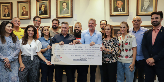 Vereadores e prefeito de BH seguram cheque representativo com o valor repassado