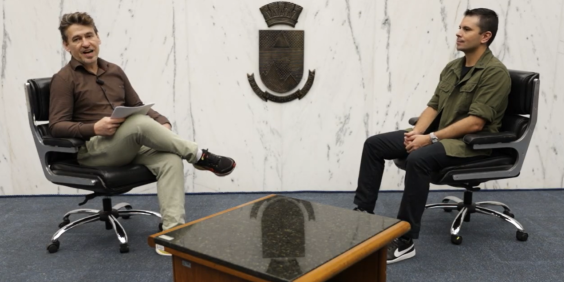 O jornalista Carlos Freitas entrevista o vereador Sargento Jalyson no Plenário Amintas de Barros