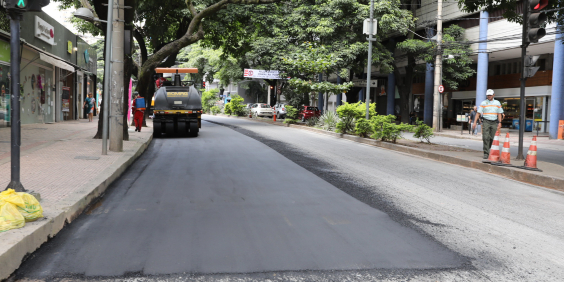 Máquina faz recapeamento de via