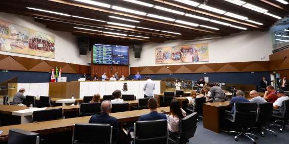 Vereadores reunidos no Plenário durante reunião com votação dos projetos de lei