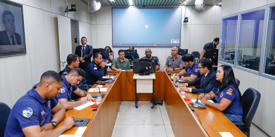 Guardas municipais e vereadores reunidos durante audiência pública na CMBH