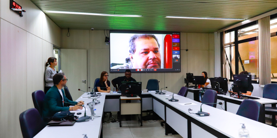 Pesquisadores e vereadores reunidos durante a comissão