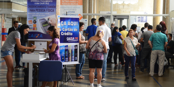 pessoas no interior de agência bancária