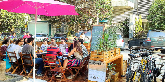 pessoas sentadas em mesa de bar