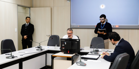parlamentares presentes em reunião de comissão na câmara de bh