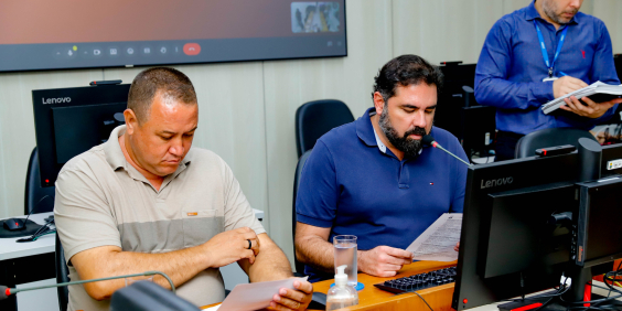 parlamentares presentes em reunião de comissão na câmara de bh