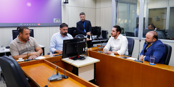 parlamentares presentes em reunião de comissão na câmara de bh