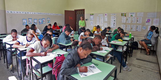 crianças estudando em sala de aula
