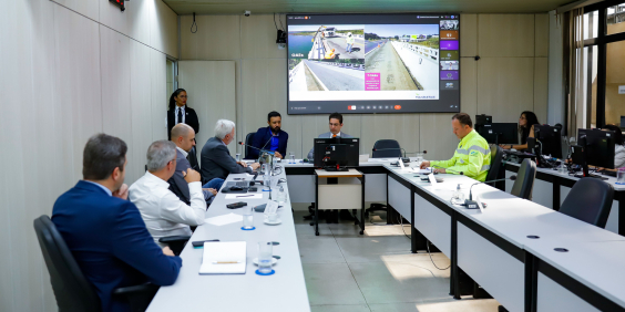 Vereadores e representantes da Via Cristal reunidos em audiência pública