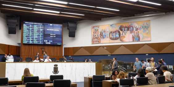 Vereadores reunidos durante votação no Plenário