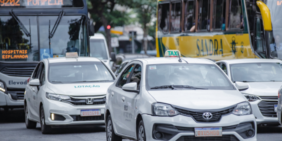 táxis em avenida de Belo Horizonte