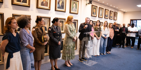 parlamentares e participantes presentes em reunião na câmara