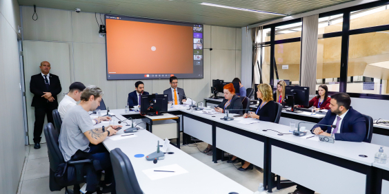 Vereadores, representantes da PBH e da empresa JET durante audiência pública