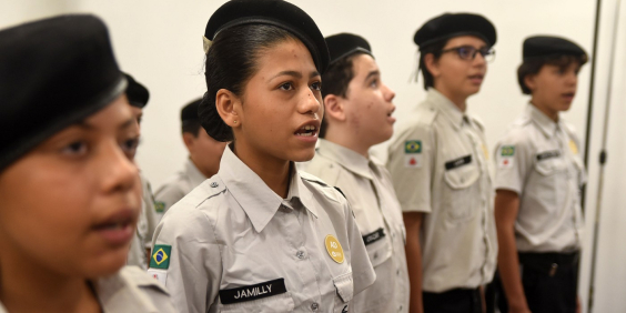 crianças uniformizadas em escola cívico militar