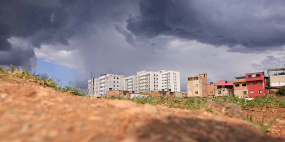 céu nublado sobre a cidade