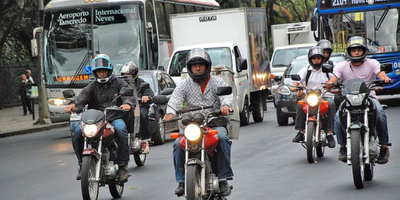 motos trafegando em via pública