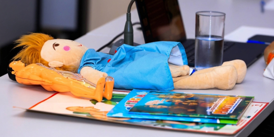 brinquedos em cima de mesa