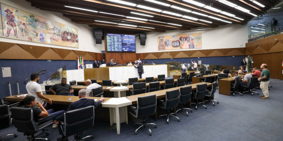 Vereadores durante reunião no plenário na CMBH