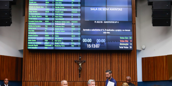parlamentares presentes na reunião plenária da câmara de bh