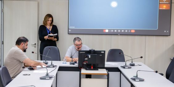 parlamentares presentes em reunião de comissão
