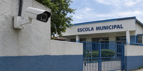 Câmera de segurança em muro de escola municipal