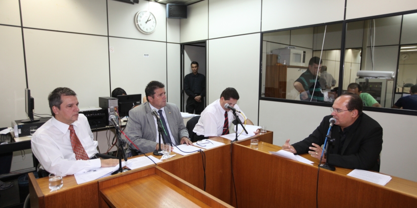 Vereadores Leonardo Mattos, Preto e Adriano Ventura recebem consultor legislativo para apreciação do cronograma 2012