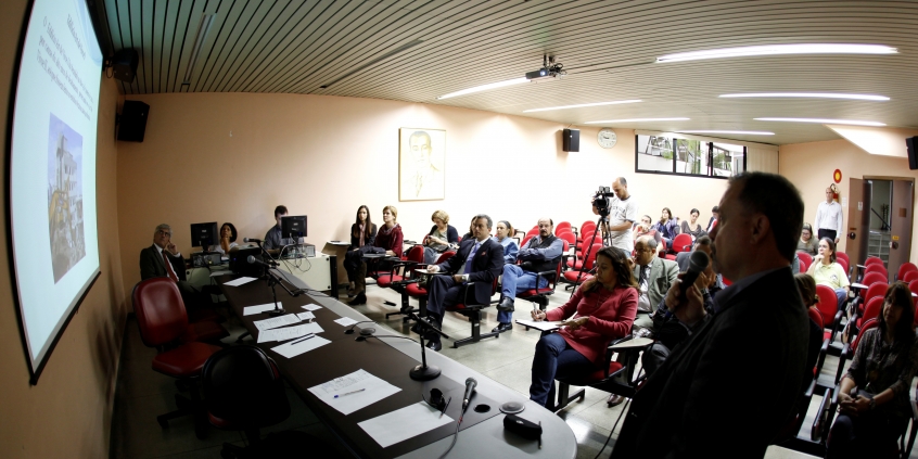 Diretor da empresa responsável apresenta o laudo a moradores e vereadores