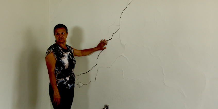 Moradora do Pompeia mostra enorme rachadura em sua casa na rua Iara