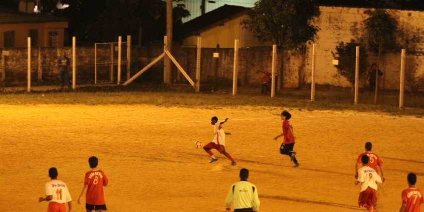 adolescentes jogando futebol em campos de várzea