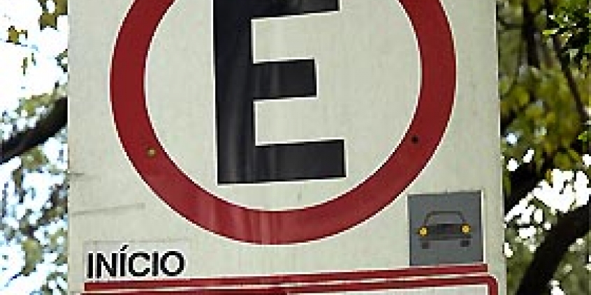 Placa indicativa de estacionamento permitido por 10 minutos com pisca alerta ligado