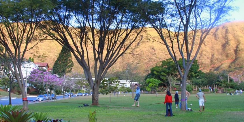 Jovens utilizam gramado da Praça do Papa (região centro-sul de BH) para atividades de esporte e lazer