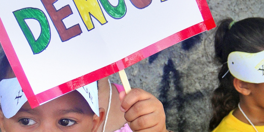 criança em campanha contra dengue com cartaz xô dengue
