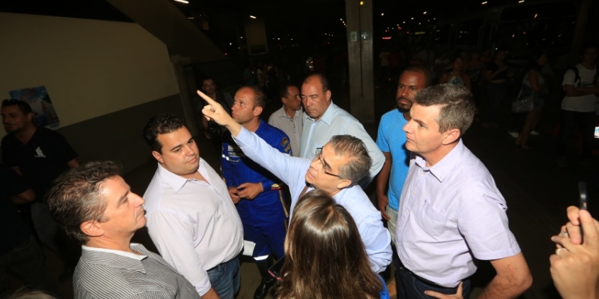 Vereadores conhecem detalhes das estações, em encontro com presidente da BHTrans (no centro). Foto: Eduado Profeta