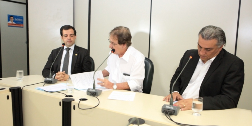 Juninho Los Hermanos, Professor Ronaldo Gontijo e Joel Moreira Filho fizeram reunião para votar os pareceres (Foto: Rafa Aguiar)